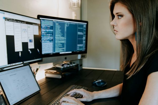 Optimiser sa visibilité en ligne avec une rédactrice web à La Rochelle