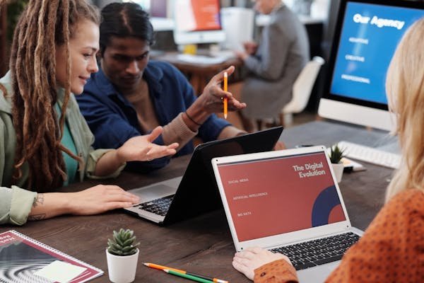 Révélez l'adn de votre marque avec trait simple à marseille